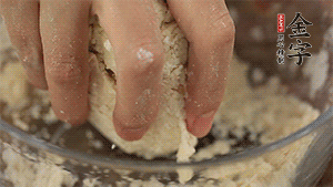 揉勻成光滑的面團后，醒發(fā)半小時。