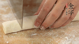 均勻切段后搓成長條狀，繞到香腸上，以紅豆點綴眼睛。