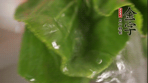 小青菜從根部掰開，分別洗凈。