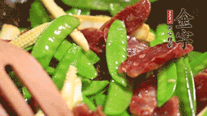 出鍋前加少許鹽調(diào)味就可以啦！