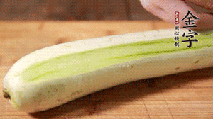 絲瓜去皮，切成1cm厚的小圈。