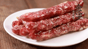 金字香腸切成薄片。