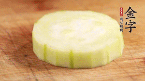 將香腸片鋪到絲瓜圈上。