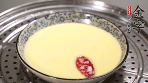 將香腸片均勻鋪上，繼續(xù)蒸6分鐘。