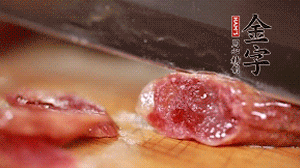 金字香腸蒸或煮至7成熟，切成片備用。