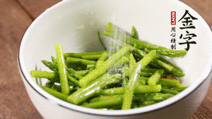 將調(diào)料放入準(zhǔn)備好的食材中，攪拌均勻。