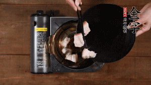 將鮮肉、咸肉、姜片、蔥結(jié)放到湯鍋中，加黃酒及足量清水。