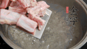 剁成塊狀的排骨洗凈，放入沸騰的鍋中，加姜片汆燙，2分鐘后撈出備用。