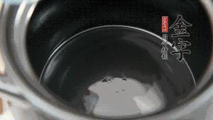 依次把排骨、玉米、蓮藕、荸薺放入砂鍋中。（根據(jù)食材的難易熟度放置，難熟的放下面，其他湯品也是一樣。）