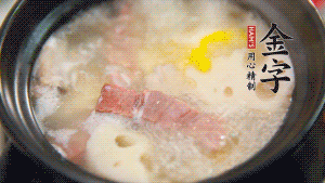 出鍋前加適量鹽調(diào)味，撒香菜點綴就可以啦。