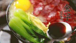 小火繼續(xù)燜，聞到米飯焦香關火繼續(xù)燜2分鐘。（微微的火力讓米飯和香腸融為一體，滋味互相滲透，又不至于讓米飯成熟太快而導致煳底。）