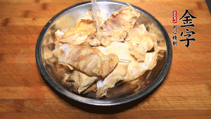 筍干冷水泡發(fā)至軟，切成小段，生姜切成片備用。