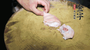 新鮮豬蹄切成塊狀，冷水入鍋，加姜片、黃酒汆燙3分鐘，出鍋后洗凈。（要先將豬蹄的蹄甲和毛處理干凈，如果有毛扎扎的感覺，非常影響口感。大火燒開后，撇去血沫，要多撇幾遍至干凈，這樣才可使湯色更鮮亮、清淡不油膩。）