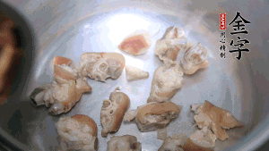 將汆燙好的豬蹄塊、蹄片 、筍段、姜片放入鍋中，放黃酒調味。