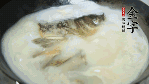 然后加竹蓀段、姜片、枸杞、火腿片，以少量鹽、黃酒調(diào)味，大火燉煮10分鐘。