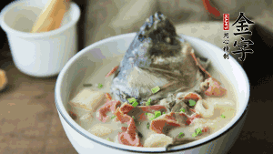 出鍋前可以撒上少許蔥花點(diǎn)綴。