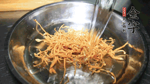 蟲草花用涼水浸泡10分鐘，干香菇溫水泡發(fā)至軟去蒂備用。蓮子、紅棗也可一同清洗干凈。
