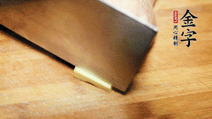 將雞、生姜片、火腿片放入砂鍋中，注入清水淹沒雞身。（燉湯最適宜冷水下鍋，隨著水溫的慢慢升高，原料會充分釋放出營養(yǎng)。）