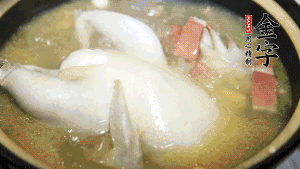 煮沸時加入蟲草花、香菇、紅棗，以料酒調(diào)味繼續(xù)小火燉煮1小時左右。