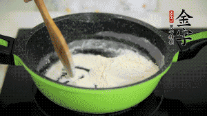 【月餅餡】3．把面粉放入干凈的炒鍋，小火加熱不斷翻炒，至呈微黃色熟透。在腌漬好的火腿丁中加熟面粉，拌勻后，加黃油拌勻揉搓成12個(gè)小球，放冰箱冷藏備用。