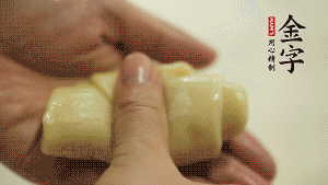 【包月餅】1．面劑兩頭向中間捏緊， 把光滑一面向下，按扁后搟成圓形面皮。餡料放在面皮中心，把餡料包緊，捏緊收口。