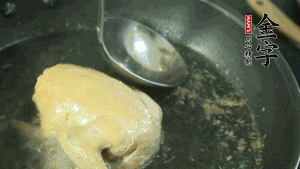 鴿子去毛和內(nèi)臟，處理干凈。大火燒開(kāi)鍋中的水，放入鴿子汆燙3分鐘，撇清血沫，撈出備用。（為了保證湯色純正，肉類在煲制前要先去除殘留的血水，煲湯時(shí)一定要冷水下鍋，這樣肉里的蛋白質(zhì)才可以充分地溶解到湯里，湯的味道才會(huì)鮮美。）