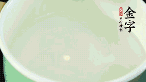 鍋中盛涼水，放入汆燙好的鴿子、火腿片、生姜片。