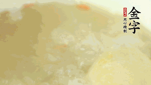 然后再放紅棗、枸杞，調(diào)和湯品味道，小火燉煮1小時(shí)。