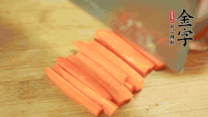 洋蔥、青椒、胡蘿卜切成粒備用。