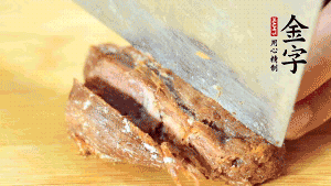 金字鹵牛肉切成小粒。