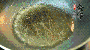 熱油起鍋，依次放入胡蘿卜粒、青椒粒、洋蔥粒煸炒均勻。