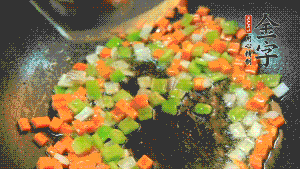 以耗油、料酒調(diào)味，加適量清水燜煮。