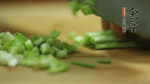 小蔥切成蔥花。
