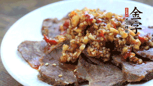 最后把醬汁淋到牛肉上即可，撒上芝麻、香菜。也可以把牛肉和醬汁攪拌均勻，讓牛肉與醬汁更加入味。