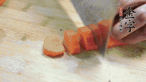 食材洗凈后，胡蘿卜切成塊，鮮香菇切成十字花刀備用。