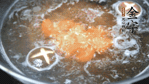 將烏冬面放入調好味的面湯中一起煮熟。（選擇烏冬面的原因，第一是因為菜鳥也能很好地做出成品，而不用擔心會糊鍋或者黏在一起；第二是因為白色的面條，在夏天看起來更有食欲。）