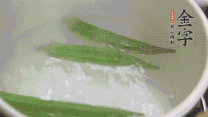 在煮面湯時，就可以做其他步驟了。比如把秋葵汆水，橫切成星星造型；雞蛋煮熟，切成兩半；黃瓜切成絲。