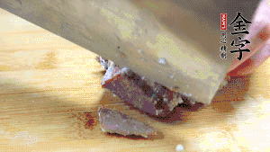 金字鹵牛肉打開包裝，把牛肉切成片狀。（眼見為實，用一整塊牛肉鹵制的鹵牛肉哦，牛肉的香氣感覺撲鼻而來有木有?。。。?>
					</div>
					<span>步驟 6/7</span>
					<p>金字鹵牛肉打開包裝，把牛肉切成片狀。（眼見為實，用一整塊牛肉鹵制的鹵牛肉哦，牛肉的香氣感覺撲鼻而來有木有！?。。?/p>
				</li><li>
					<div   id=