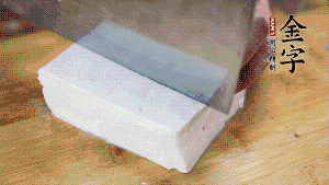 豆腐切成小塊，臘肉切成薄片，辣椒切成小圈。