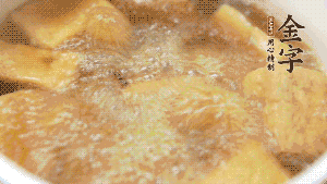 另起一個湯鍋，倒入適量清水，加入炸好的豆腐塊。待水沸騰后，加入臘肉，用生抽、料酒、火腿高湯調(diào)味。燉煮至臘肉熟透，加辣椒圈增加點辣味。（調(diào)料可以根據(jù)個人口味適當(dāng)調(diào)整，火腿高湯能夠讓湯汁更加層次豐富。）