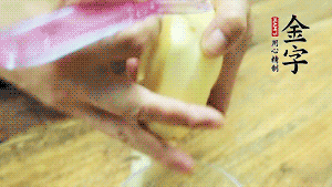 將食材洗凈，茄子、土豆切滾刀塊。