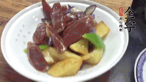 加少量生抽、鹽、糖、雞精調(diào)味，炒熟出鍋即可。