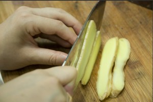 火腿切片，生姜切片。