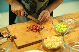 金字火腿隔水蒸15分鐘后切成小丁。