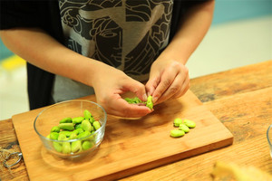 蠶豆剝除外殼，剩下嫩嫩的蠶豆。