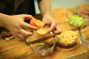 雞蛋蛋白和蛋黃分開，把蛋黃打散。