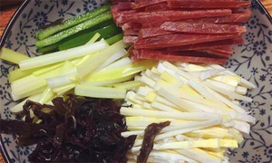 黑木耳泡發(fā)，黑木耳、韭黃、雷筍、青椒切成絲。