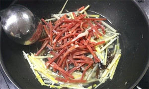 火腿絲、筍絲、黑木耳絲汆水后，瀝干。
