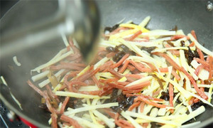 起油鍋，蒜茸煸香，倒入所有食材，加料酒翻炒至熟即可。