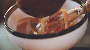 筍干提前冷水浸泡3小時，浸泡后將筍干撕成條狀。